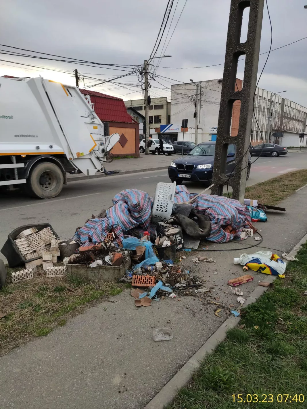 Amendat cu 30.000 de lei că a aruncat gunoiul în faţa vilelor cu turnuleţe de pe strada Râului