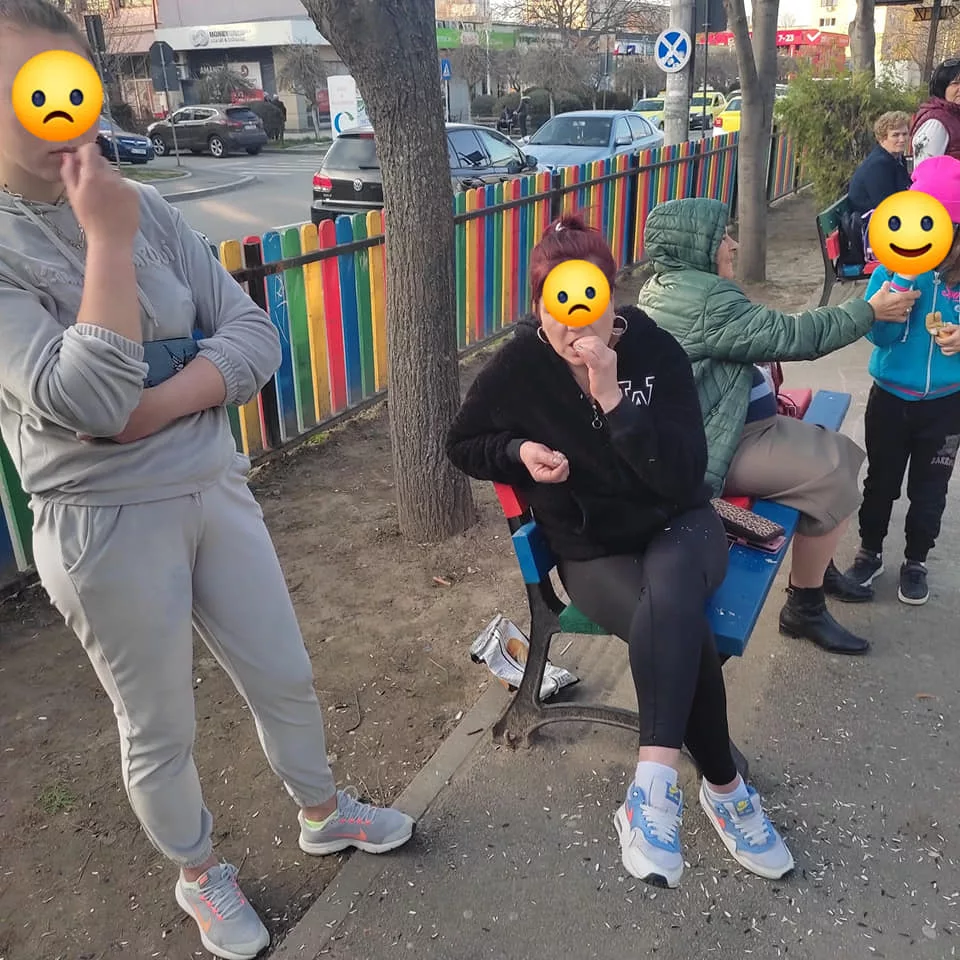Două mămici, amendate pentru că „tocau” seminţe la locul de joacă